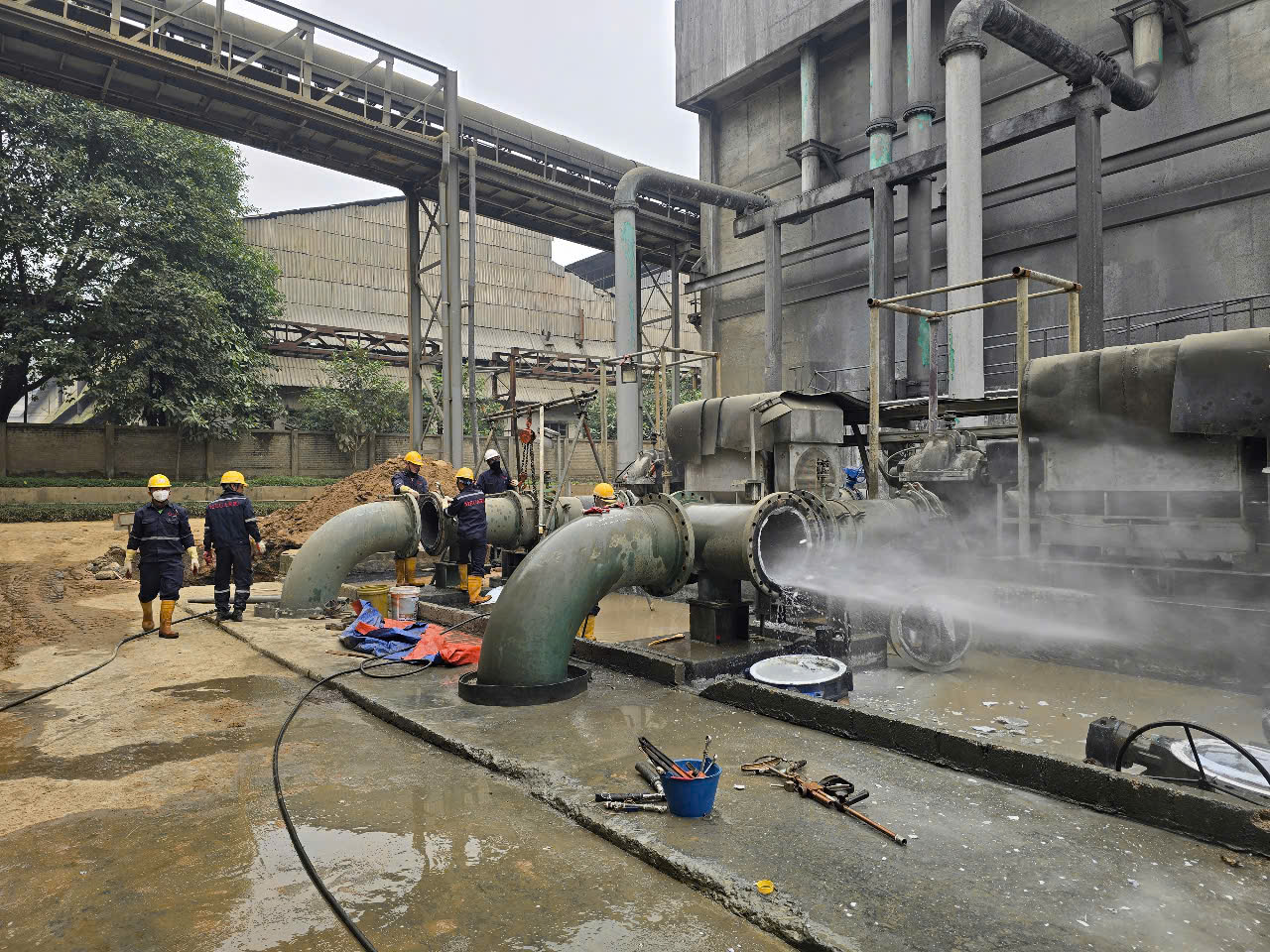 Làm sạch các tuyến ống đầu ra bơm 14P203-2024