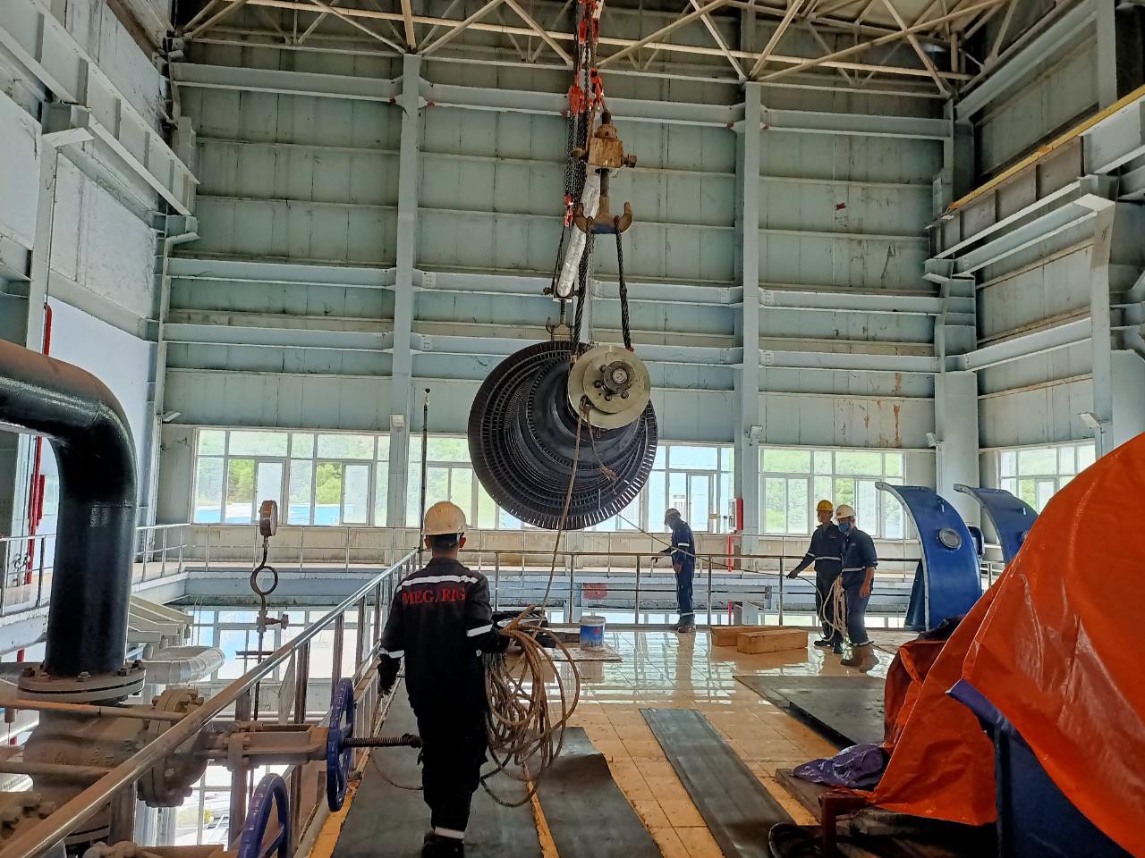 Overhauling turbines and generators